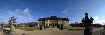1024px-Schloss_Veitshöchheim_Panorama_Westfassade_8