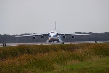 1280px-Antonov_An-124_arrives_at_KSC_with_MRM1