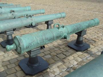 1280px-Canon_lourd_de_12_Gribeauval_Le_Sarasin