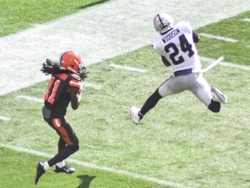 1280px-Cleveland_Browns_vs._Oakland_Raiders_(21810299271)