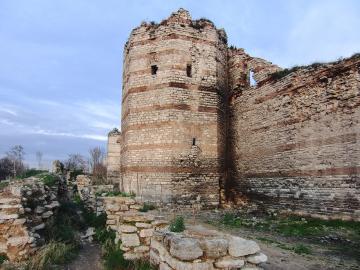 1280px-Constantinople_walls