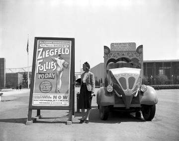 1280px-Elephant_Train_Ziegfield_s2-082-001-s_(12092893935)