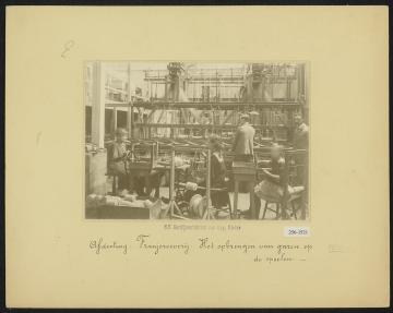 1280px-Franjeweverij_het_opbrengen_van_garen_op_de_spoelen,_Bestanddeelnr_256-1521
