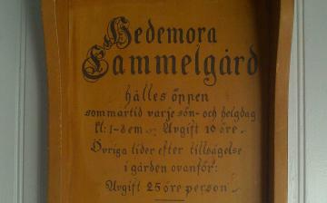 1280px-Gammal_entrétavla_Hedemora_gammelgård