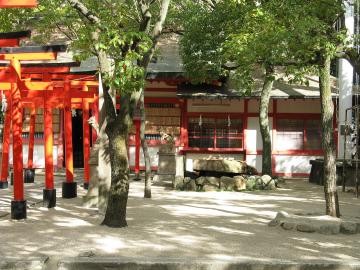 1280px-Minatogawa-jinja_kusumoto_inari