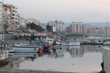 1280px-Vieste_The_Harbor_-_panoramio_(7)