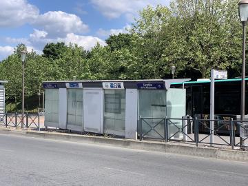 1280px_Arrêt_Bus_Carrefour_Résistance_Avenue_Versailles_-_Thiais_(FR94)_-_2021-06-06_-_3