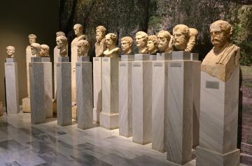 1280px_Exhibition_Hadrian_and_Athens_Conversing_with_an_Ideal_World,_from_28th_November_2017,_Archaeological_Museum_of_Athens_(31050616587)