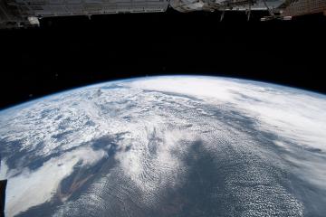 1280px_ISS059-E-123101_-_View_of_Earth