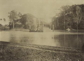 1280px_KITLV_A234_-_De_grote_vijver_van_de_lusthof_Lingsar,_vermoedelijk_tijdens_de_Eerste_Lombokexpeditie_van_1894,_KITLV_38467.tiff
