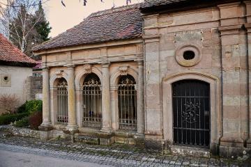 1280px_Stadtfriedhof,_Östliche_Gruftkapellen_Ansbach_20220106_0487