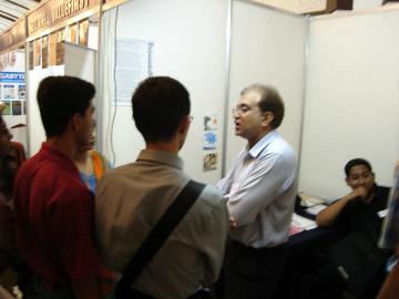 1280px_Techies_of_the_India_Linux_Users'_Group_(Goa)_at_the_ECAP_(Exhibition_of_Computers_and_Allied_Products)_exhibition_at_Panjim,_Goa,_in_2006._3