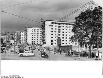794px-Bundesarchiv_Bild_183-85697-0001,_Chemnitz,_Straße_der_Nationen,_Wohnhochhäuser