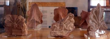 Ceramica_sigillata_africana_e_ceramica_figulian_locale,_dalla_villa_della_tagliata_a_cosa_1024px