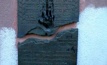 Neue_orthodoxe_Synagoge_(Košice)_Gedenktafel_d1_1280
